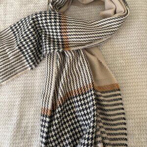 Houndstooth print scarf